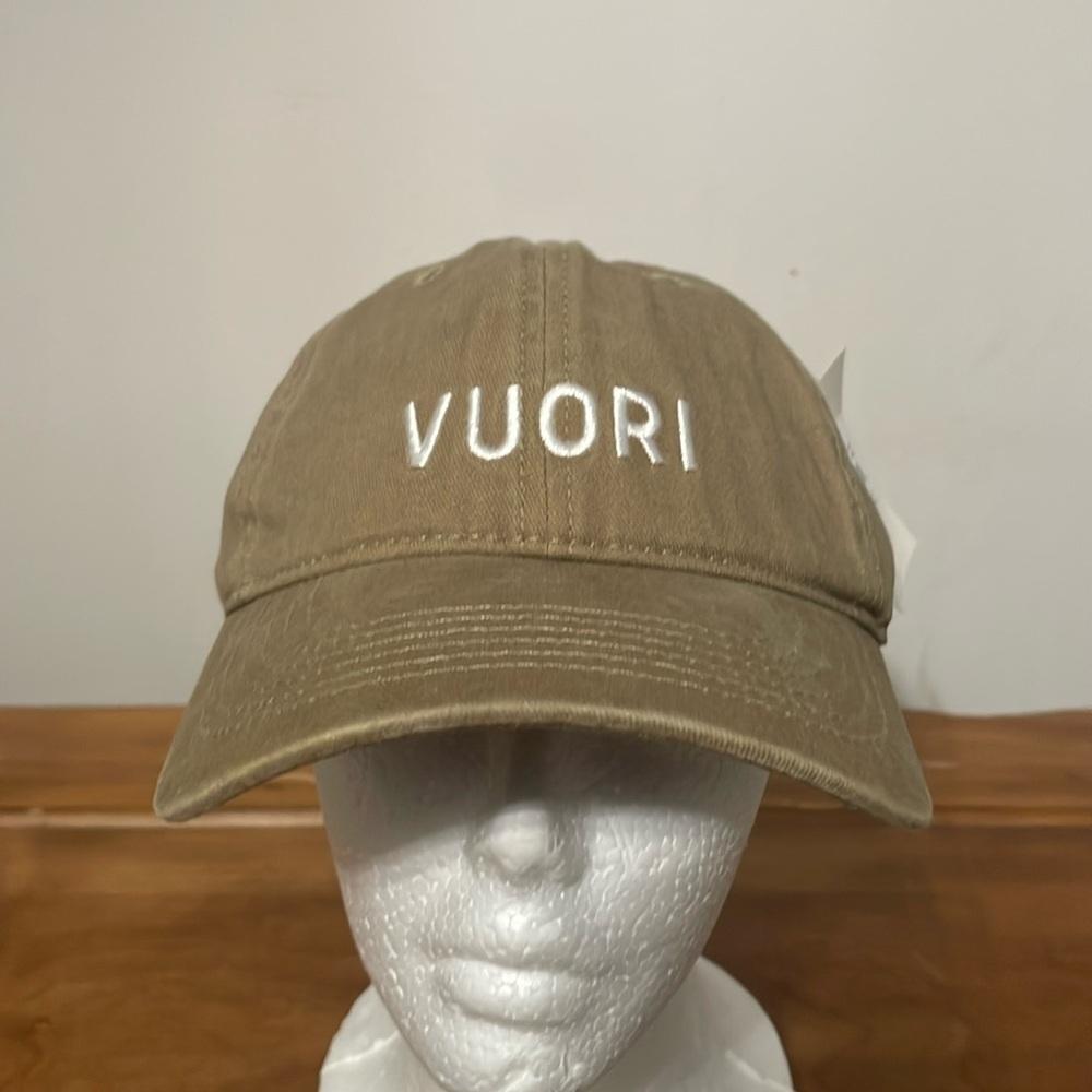 Vuori NWT 6 Panel Cotton Ball Cap
Camel color